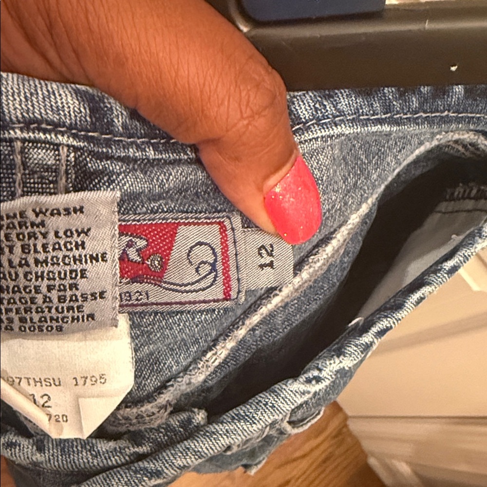 Silver Jeans Classic Blue Jean Shorts. Size 12 - Picture 4 of 4